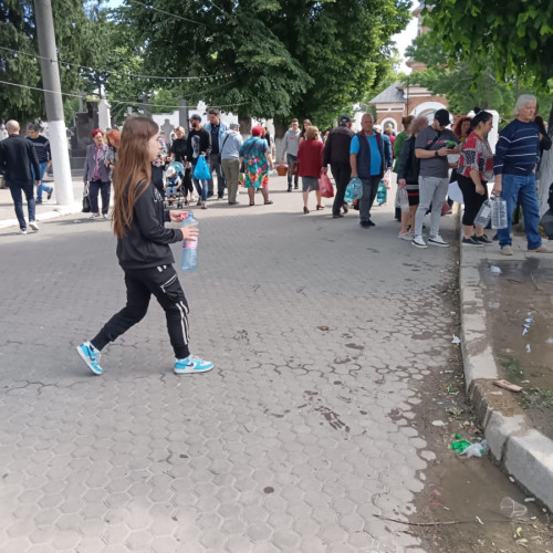 Cimitirul Galaţiului, plin de agitatie si haos din cauza Ceremoniei de Pasti. Oamenii goana dupa preoti in speranta de a-si inca un loc la ritual. Situatie tensionata in cimitirul "Eternitatea" de unde soferi si cetateni plini de daruire asteapta speranta sau prosternare. CAB.