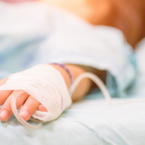 Trei copii pe cale de a muri după ce au furat o sticlă de țuică de la părinți și au ajuns în stare de comă alcoolică la spital