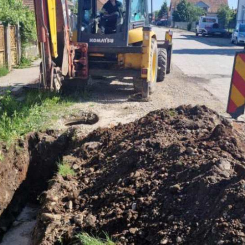 Lucrări în desfășurare pe străzile Teiușului: Înlocuirea conductelor de apă și modernizarea trotuarelor