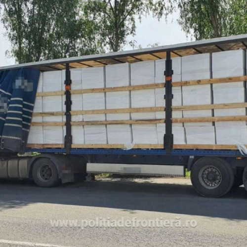 Un camion bulgar plin cu aproape 10 milioane de ţigări descoperit în Turnu Măgurele la controlul de frontieră"

"Camion încărcat cu 9,9 milioane de ţigări nedeclarate, descoperit la controlul de frontieră din Turnu Măgurele