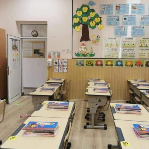 Elevii din clasa a II-a au susținut teste la Evaluarea Națională 2024 pentru limba română. Rezultatele lor, transmise părinților. Următoarea probă, la Matematică și Științe ale naturii, va avea loc joi. Teste de 30 de minute, susținute în clase obișnuite. Elevii au primit un text adaptat de la Octav Pancu. Se evaluează nivelul de cunoaștere și stilul de învățare. Pregătirea este importantă pentru parcursul școlar. Informații din Ministerul Educației.