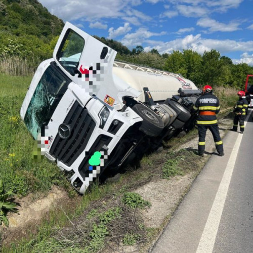 Circulație îngreunată în Mureș din cauza unui camion răsturnat