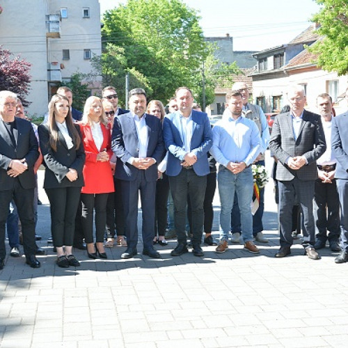 Comemorarea victimelor inundațiilor din 1970 în Satu Mare. Autorități locale și partide unite la evenimentul de comemorare în Piața 14 Mai