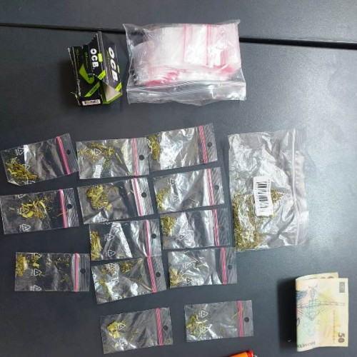 Prins traficant de droguri pe strada din Focșani de către jandarmi