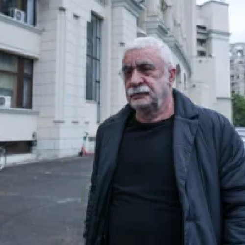 Tatăl lui Adrian Sârbu a fost găsit înjunghiat la Vulcan - Femeia de serviciu a făcut descoperirea în baia omului în vârstă de 95 de ani, bolnav de cancer. Poliţia cercetează incidentul.