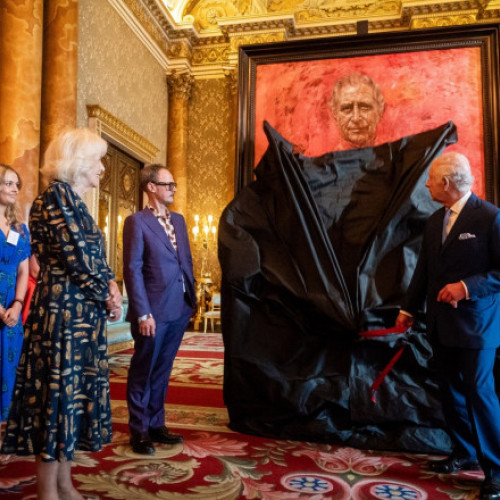 Primul portret oficial al regelui Charles al III-lea, realizat de Jonathan Yeo, a fost dezvelit la Palatul Buckingham