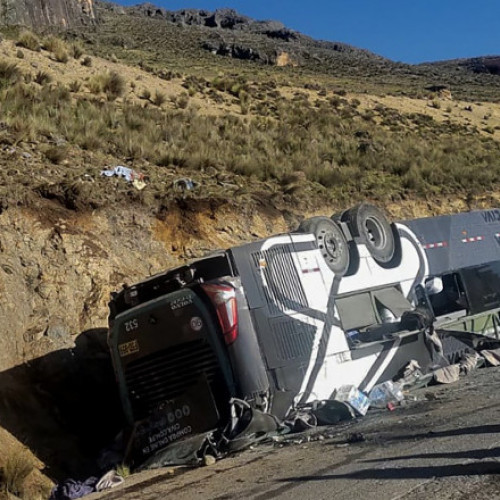Peru: 16 morți în accidentul unui autobuz în prăpastie de o sută de metri