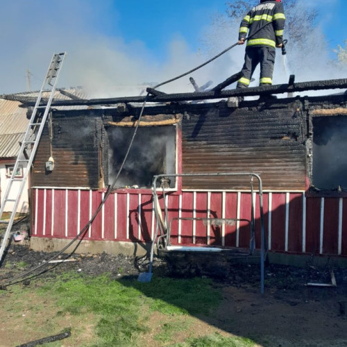 Bărbat găsit mort în propria casă după incendiu în Voitinel - Pompierii intervin cu cinci autospeciale și o ambulanță SMURD.