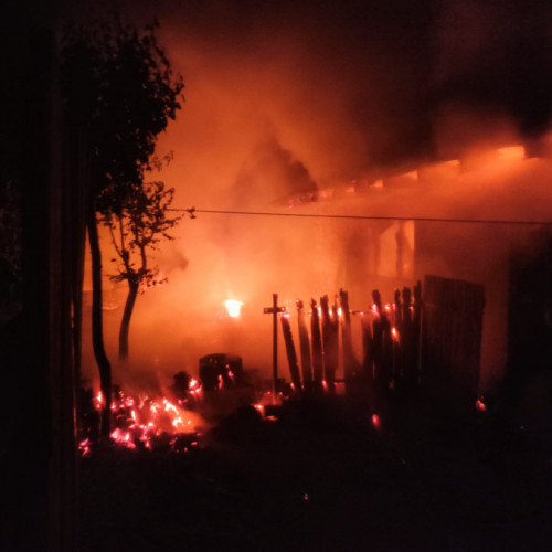 O locuință a fost distrusă de un incendiu puternic în timpul nopții, Scris de Mariana Constandache Miercuri, 15 Mai 2024 11:14