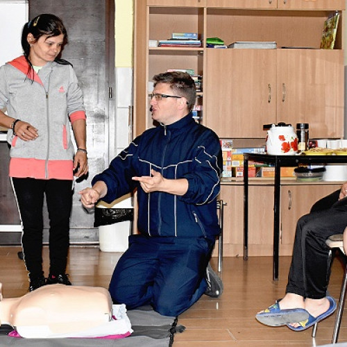 Mamele din Satu Mare invatate cum sa acorde primul ajutor la Casa Prieteniei de la Organizația Caritas