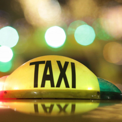 Un cetățean bulgar a furat un taxi și a condus zeci de kilometri în Caraș-Severin. Din dorința de a se alimenta, s-a autodenunțat la Poliție.