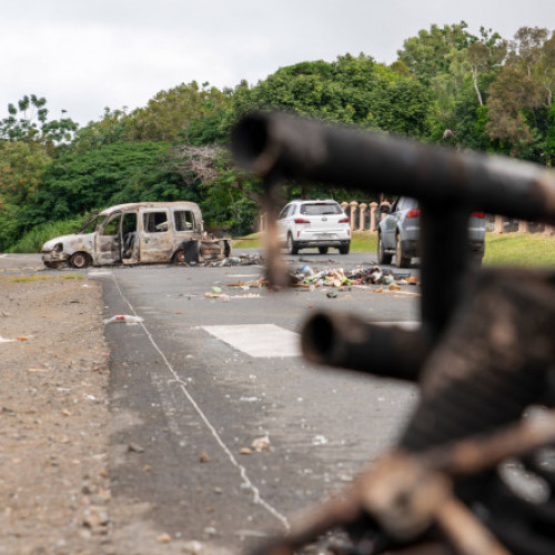 Incertitudine în Noua Caledonie: trei morți și un jandarm rănit în urma revoltelor! Președintele Macron a decretat stare de urgență