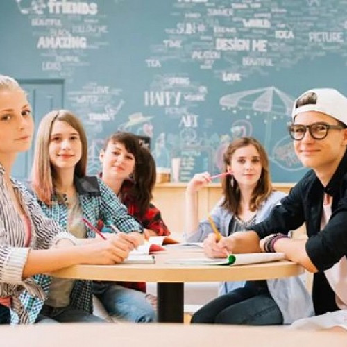 Adrian Cozma semnează scrisoarea de angajament pentru elevii sătmăreni înainte de alegerile locale