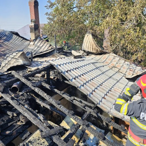 Alertă de incendiu la o casă din Suraia: Anexă cuprinsă de flăcări pe 40 mp.