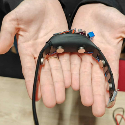 Studentele din Cluj creează o brățară inovatoare pentru persoanele cu deficiențe auditive