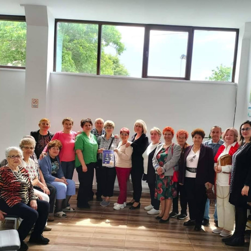 Clubul Pensionarilor din Târgoviște devine un loc sigur pentru navigarea pe internet - Sesiune de instruire pentru seniori în cadrul campaniei „Împreună în România Digitală”