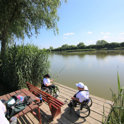 Competiție sportivă pentru persoane cu dizabilități la Balta Zătun, organizată de Asociația Persoanelor cu Handicap și Consiliul Județean