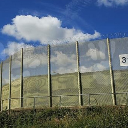 Regatul Unit introduce schemă provizorie pentru reducerea presiunii în închisori"
The title is: "Regatul Unit introduce schemă provizorie pentru reducerea presiunii în închisori