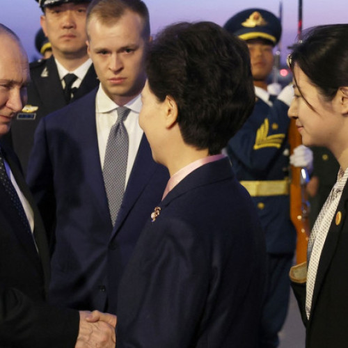 Putin a ajuns în China, pentru prima sa vizită de stat din noul mandat. Din delegația lui fac parte 20 de guvernatori regionali