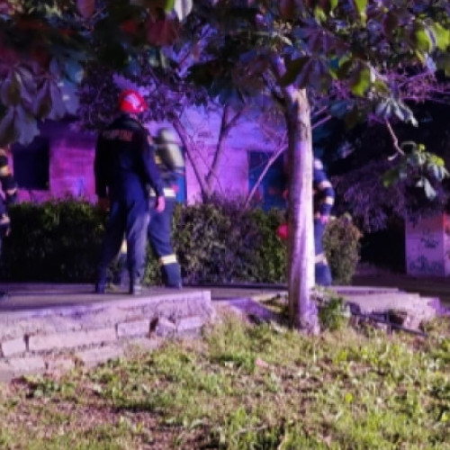 Un incendiu a izbucnit la un bloc din Constanța, nouă persoane evacuate și o femeie intoxicată cu fum