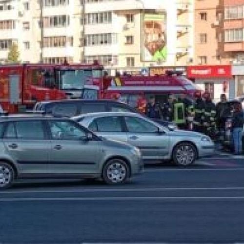 Accident în giratoriul McDonald's și pe pasajul Independenței