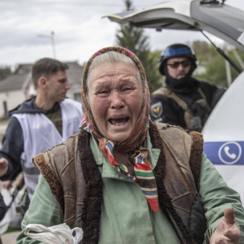 Galerie Foto Zelenski e în Harkov, cel mai fierbinte punct al frontului. În timp ce mii de femei și copii erau evacuați, rușii "îi vânau" cu drone