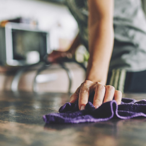 Femeie din Oradea acuzată de furtul banilor și cardului unei cliente - Prejudiciul: peste 31.000 de lei