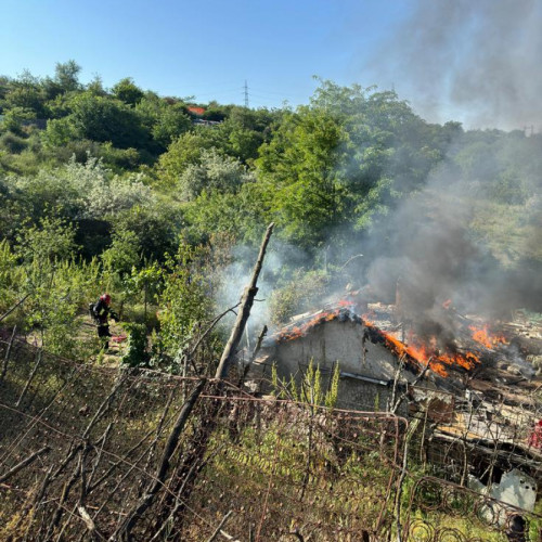 O locuință cuprinsă de flăcări pe strada Ștefan cel Mare