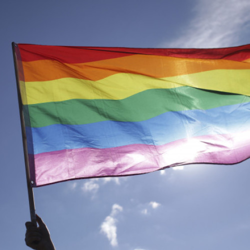 Politicianul transgender al Rusiei revine la genul său inițial, subminând cenzura Kremlinului asupra comunității LGBT - scuzele sale aduse poporului rus