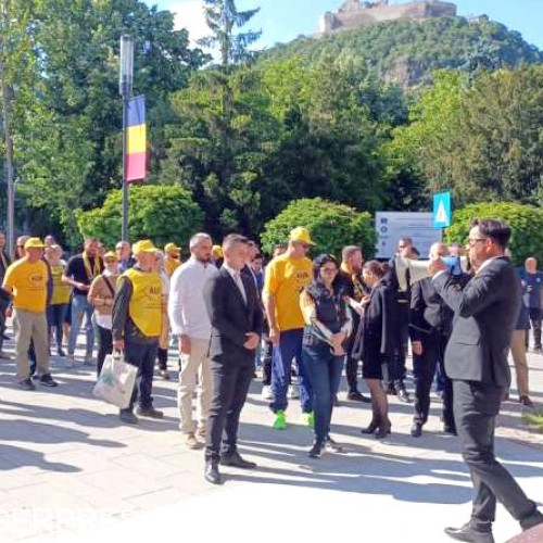 Membrii AUR la Deva protestează în faţa Prefecturii