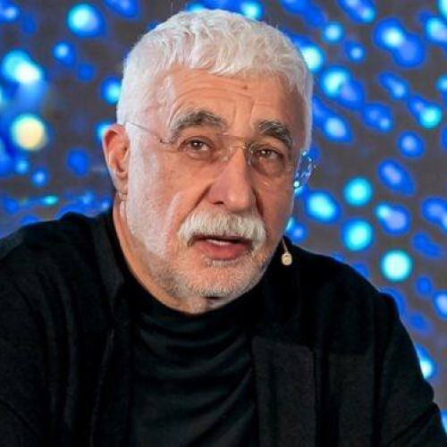 In Memoriam: Decesul lui Gheorghe Sârbu, tatăl lui Adrian Sârbu" A murit jurnalistul binecunoscut cunoscut ca „nea Ghiță”. A fost parte din echipa care a fondat ziarele „Cuvântul nou” și „Informația Harghitei”. A pus bazele postului Pro Tv Brașov și l-a influențat pe fiul său, Adrian Sârbu, fostul director al Pro Tv. A învățat generații de gazetari și va fi înmormântat vineri în Brașov.