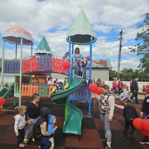 Loc de joacă pentru copiii din Vlădeni, inaugurat de primarul Maria Poșircă. Finanțat prin Programul Județean de Dezvoltare Locală, cu sprijinul Consiliului Județean Dâmbovița. Administrația din Vlădeni investește în copii. Proiectul are o valoare de peste 360.000 de lei. Investițiile pentru copii sunt cele mai valoroase.