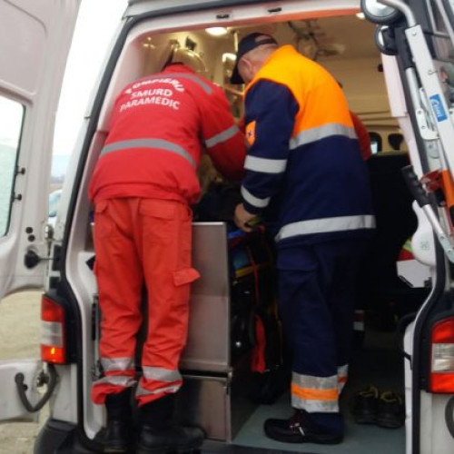 Femeie moartă la bancă în timpul retragerii banilor din cont. Incident în Câmpulung Moldovenesc. Femeia a intrat în stop cardio-respirator în unitatea bancară. Suferise de insomnie și se internase la spital, dar a venit să-și scoată bani. A leșinat în toaletă,în timp ce angajații băncii încercau să-i acorde primul ajutor. Eforturile medicilor de la Spitalul Municipal din Câmpulung au fost în zadar. Bunurile ei au fost găsite în sediul băncii și predate familiei. Cauza decesului nu a fost încă stabilită, dar se bănuiește că femeia suferea de psihoze și alte boli. Pol