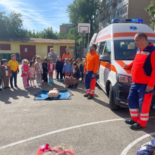 Serviciul de Ambulanță B-IF a instruit copiii de la Școala Gimnzială nr. 163 în tehnici de prim ajutor