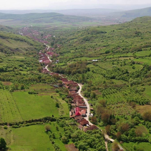 Drumul Comunal DC 195 din Bucerdea Vinoasă va fi reabilitat printr-o investiție de peste 2,5 milioane de lei. Potrivit documentației, proiectul vizează reabilitarea drumului pe o lungime de 2.930 m.