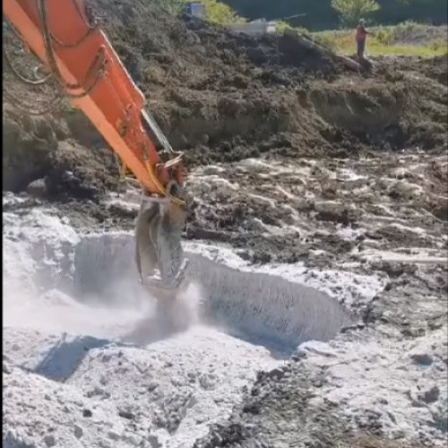 Apele Române Mureş intervin pentru salvarea Salinei Praid, inundată de pârâul Corund: Cursul apei a fost deviat și malul consolidat.