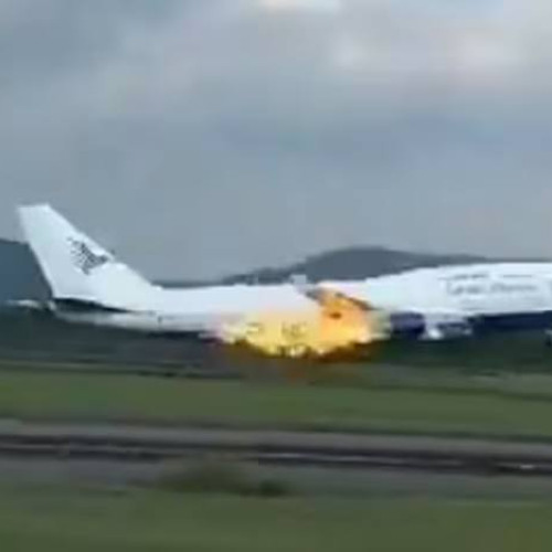 Decolare de urgenţă pentru un avion cu 468 de pasageri din cauza unui foc la un motor