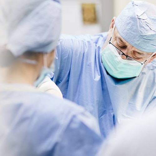 Chirurg anchetat pentru ucidere neglijentă plasat în arest la domiciliu