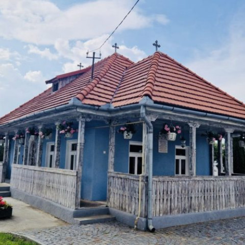 Obiecte vechi din Teatrul Național, expoziție la școala românească din Târgu Mureș. Monumentul istoric face parte din Festivalul European "Noaptea Muzeelor" pentru al doilea an consecutiv. Sute de obiecte vechi folosite în domeniile scris și arte vor fi expuse în incinta școlii. În atelier copiii vor experimenta scrisul cu pana din călimară și vor putea asculta un concert al corului de copii. Evenimente începând de la ora 18.00 sâmbătă.