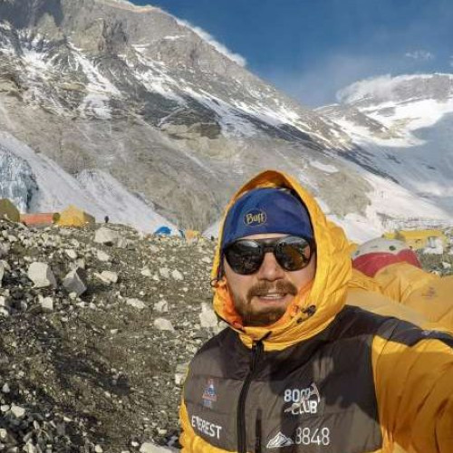 Romanian news title: "Un alpinist de la Petroşani cucereşte Everestul, oprindu-se pentru o scurtă perioadă la tabăra 3 sau la tabăra 2, să se odihnească şi să îşi potolească poftele.