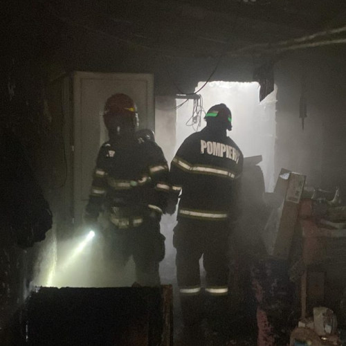 Șapte persoane evacuate în urma unui incendiu căstrăvete de pe strada Longinescu: Cinci rănite în casa care a ars