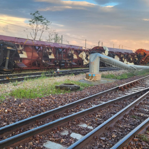 Un tren a fost răsturnat de o tornadă în nordul Italiei - Video şocant înregistrat de martori