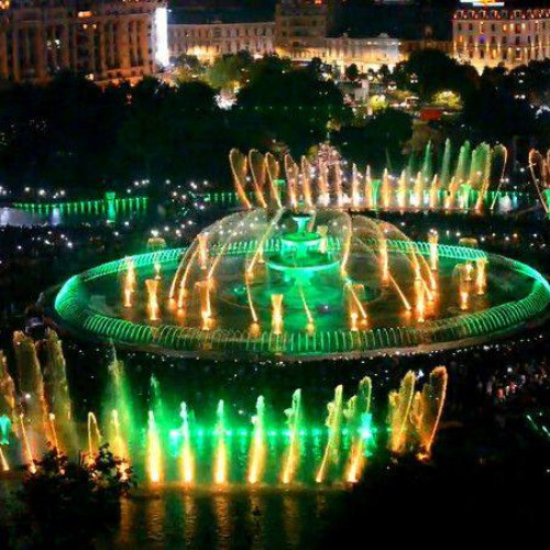 Începând de astă seară: "Simfonia Apei" revine în Piața Unirii! Spectacole de lumini și muzică ce pot fi admirate în fiecare weekend, până la toamnă, în centrul Bucureștiului. Începând cu această seară și până la finalul lunii septembrie, locuitorii orașului, precum și turiștii vor fi încântați de spectacolele splendide ale fântânilor de la Piața Unirii. Eveniment anual, ajuns la ediția a V-a, ce durează 45 de minute, conform primarului Nicușor Dan. Jocuri de apă ce se desfășoară în fiecare vineri,