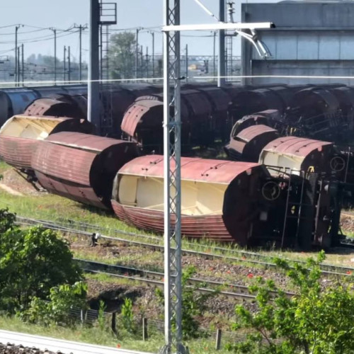 Un tren de marfă, răsturnat de o tornadă în Italia în mijlocul furiei extreme a vremii