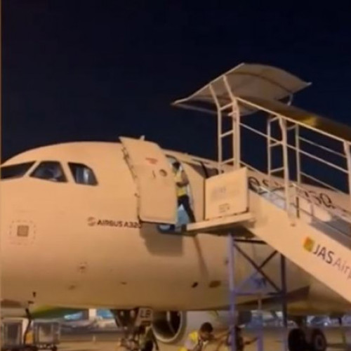 ȘOCANT! Bărbat căzut din avion după mutarea scării de îmbarcare. Echipajul de la sol ignorat reglementările.