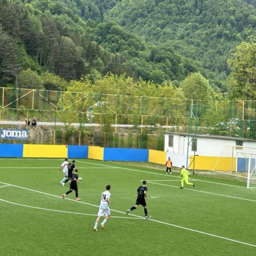FC Pucioasa a suferit o înfrângere în penultima etapă a play-out-ului Ligii a 3-a. Echipa din Dâmbovița a pierdut cu scorul de 2-4 în confruntarea cu Aro Muscelul din Câmpulung Muscel și a căzut pe terenul adversarilor. Autogolul lui Grecu și golul lui Stere nu au fost suficiente pentru Pucioasa în fața celor din Argeș, care au punctat prin Măzărache (2), Grigore și Ioniță (autogol). Antrenorul principal, Vasile Bârdeș, a format o echipă din Ghițescu, Marina, Samoilă, Simion, Petre, Enache, Dragnea, Stere,