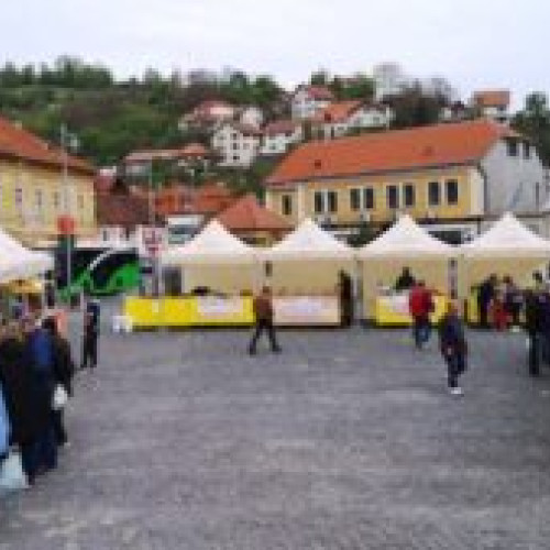 Târg volant cu produse românești în Piaţa Unirii din Şchei! Patru târguri volante anunțate de SPAP Brașov, primul deschis astăzi.