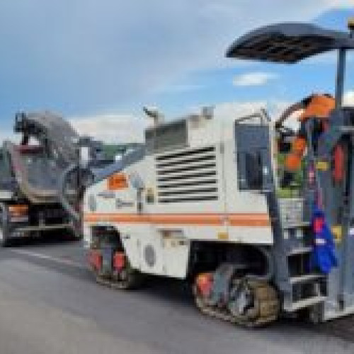 Finalizarea lucrărilor pe Varianta Săcele, anunță DRDP Brașov. Drumarii au reparat 30.000 m2 de asfalt și refac marcajele rutiere. Sensul giratoriu din Gârcini, lărgit pentru a facilita accesul camioanelor.