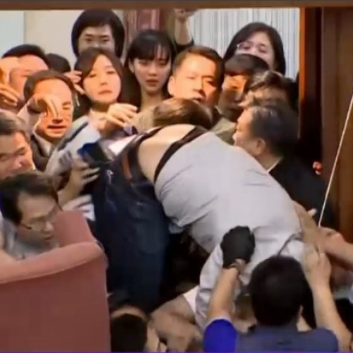 Bătaie intensă în Parlamentul din Taiwan: Deputații se bat și ajung la spital după ce unul smulge un dosar și un altul cade în gol