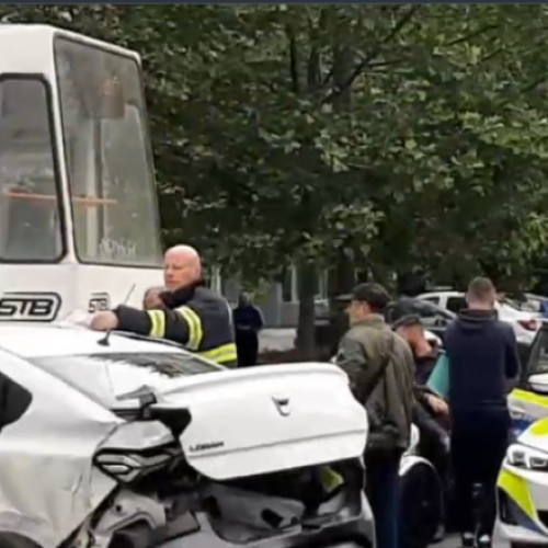 Un accident grav în sectorul 3 din București: doi oameni au fost răniți după impactul dintre un tramvai și o mașină.